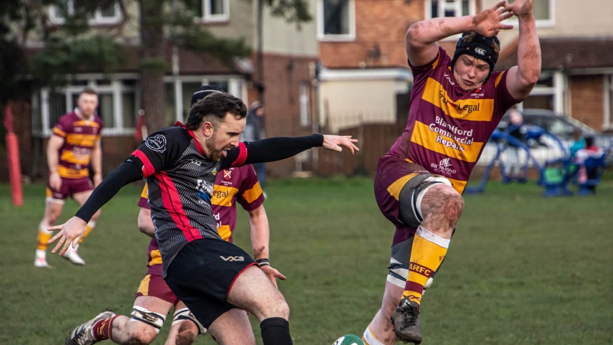 Dees late show does for Abergavenny RFC